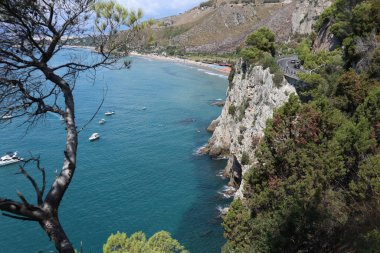 Gaeta, Lazio, İtalya 5 Eylül 2021: Piana di Sant 'Agostino' yu Baia delle Sirene 'ye bağlayan kıyı yolundan Itri kıyılarının panoraması