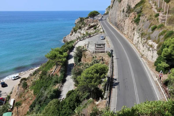 Sperlonga, Lazio, İtalya 5 Eylül 2021 Orta sahil yolundan Lido El Sombrero plajı Piana di Sant 'Agostino' yu Baia delle Sirene 'ye bağlıyor.