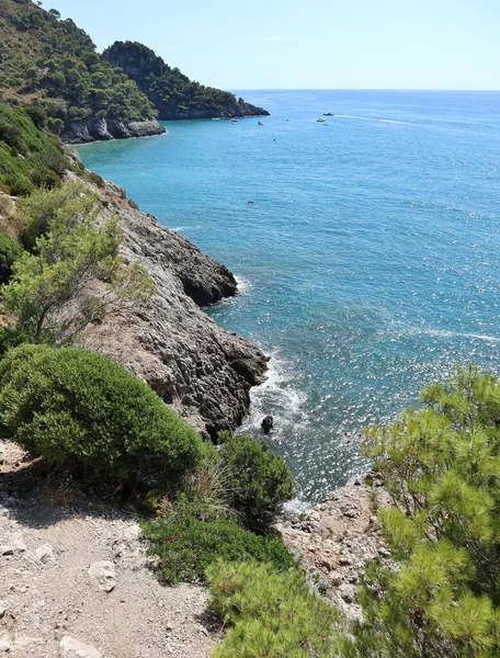 2021年9月5日 意大利拉齐奥 加埃塔 从连接圣阿戈斯蒂诺广场和巴亚德尔锡林的中海岸小径上俯瞰伊泰里海岸的全景 — 图库照片