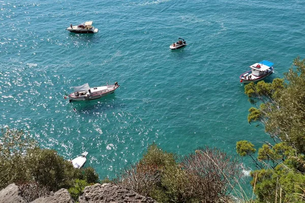 スペロンガ ラツィオ イタリア9月5 2021 ピアナ サンタゴスティーノとバイア デッレ シレーネを結ぶ丘の中腹の道からの洞窟 デッラ マドニーナの観光客のボート — ストック写真