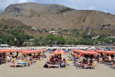 Sperlonga, Lazio, İtalya 5 Eylül 2021: Levante plajında Lidi