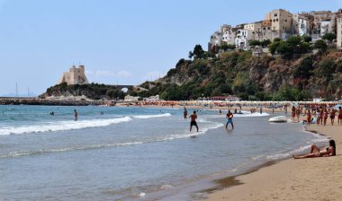 Sperlonga, Lazio, İtalya 5 Eylül 2021: Levante plajında Lidi