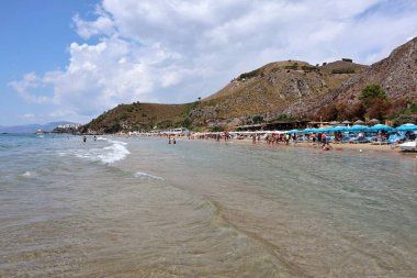 Sperlonga, Lazio, İtalya 5 Eylül 2021: Riviera di Ulisse boyunca Baia delle Sirene