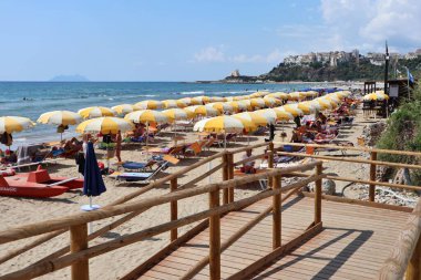 Sperlonga, Lazio, İtalya 5 Eylül 2021: Tiberius Grotto 'daki Spiaggia di Levante' ye erişim