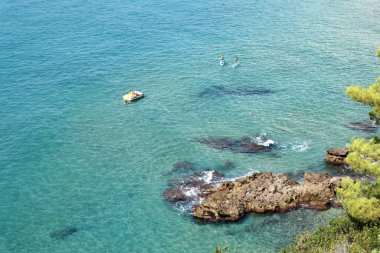 Sperlonga, Lazio, İtalya - 5 Eylül 2021: Orta sahil yolundan Baia delle Sirene açıklarında turistler