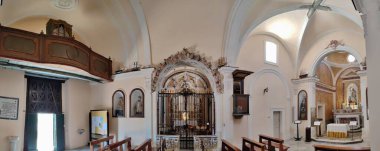 Forio, Campania, İtalya 13 Mayıs 2022: 14. yüzyıl Santa Maria del Soccorso Kilisesi 'nin panoramik fotoğrafı