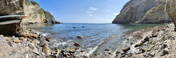 Ischia, Campania, İtalya 13 Mayıs 2022: Sorgeto Körfezi 'nin sahildeki panoramik fotoğrafı