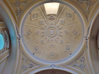 Serrara Fontana, Campania, İtalya 13 Mayıs 2022: Piazza Pietro Paolo Iacono 'daki 17. yüzyıl Santa Maria del Carmine kilisesi