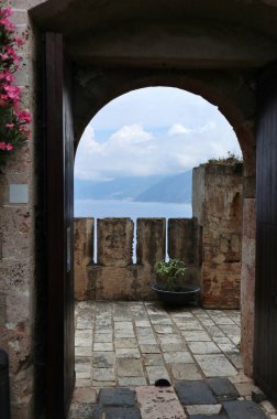 Scilla, Calabria, İtalya 13 Haziran 2021: Castello Ruffo terasına erişim