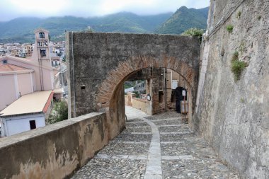 Scilla, Calabria, İtalya 13 Haziran 2021: Castello Ruffo köyünün panoramik manzarası