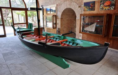 Scilla, Calabria, İtalya 13 Haziran 2021: Barca Il Ottre Castello Ruffo 'da sergilendi