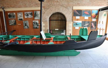 Scilla, Calabria, İtalya 13 Haziran 2021: Barca Il Ottre Castello Ruffo 'da sergilendi