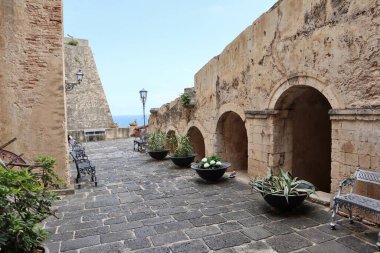 Scilla, Calabria, İtalya 13 Haziran 2021: Ruffo Kalesi giriş avlusu