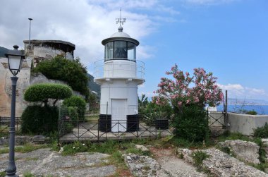 Scilla, Calabria, İtalya 13 Haziran 2021: Castello Ruffo terasında deniz feneri