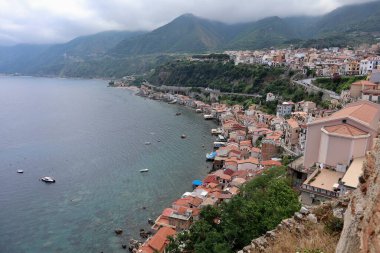 Scilla, Calabria, İtalya 13 Haziran 2021: Castello Ruffo köyünün panoramik manzarası