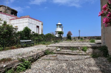 Scilla, Calabria, İtalya 13 Haziran 2021: Castello Ruffo terasında deniz feneri