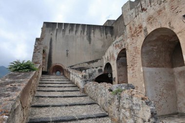 Scilla, Calabria, İtalya 13 Haziran 2021: Ruffo Kalesi giriş avlusu