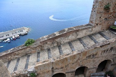 Scilla, Calabria, İtalya 13 Haziran 2021: Ruffo Kalesi giriş avlusu