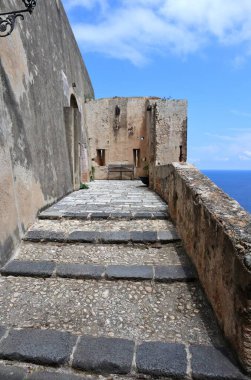 Scilla, Calabria, İtalya 13 Haziran 2021: Ruffo Kalesi giriş avlusu