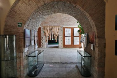 Scilla, Calabria, İtalya 13 Haziran 2021: Castello Ruffo terasında sergi salonu