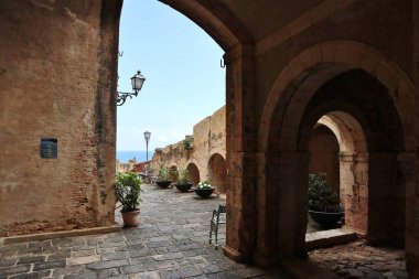 Scilla, Calabria, İtalya 13 Haziran 2021: Ruffo Kalesi giriş avlusu