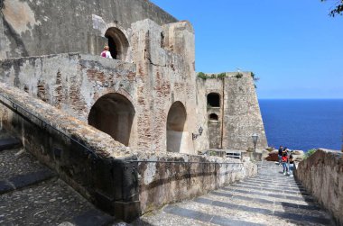 Scilla, Calabria, İtalya 13 Haziran 2021: Castello Ruffo avlusundaki rampada turistler