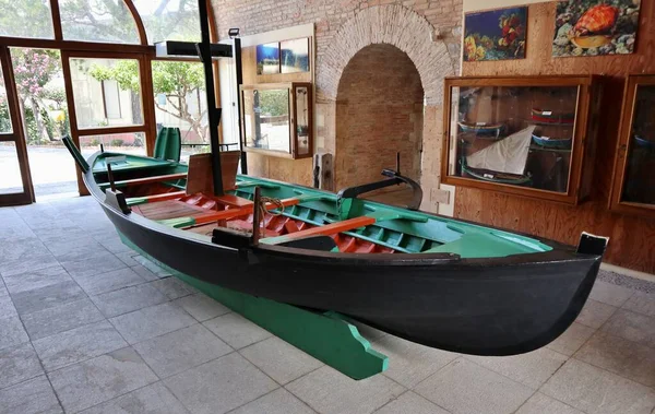 Scilla, Calabria, İtalya 13 Haziran 2021: Barca Il Ottre Castello Ruffo 'da sergilendi
