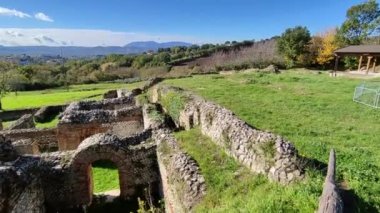 Mirabella Eclano, Campania, İtalya 23 Kasım 2022: MÖ 3. yüzyıla dayanan antik Roma şehri Aeclanum 'un kalıntılarına genel bakış.
