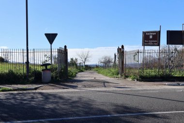Mirabella Eclano, Campania, İtalya 23 Kasım 2022: Aeclanum Arkeoloji Parkına Giriş
