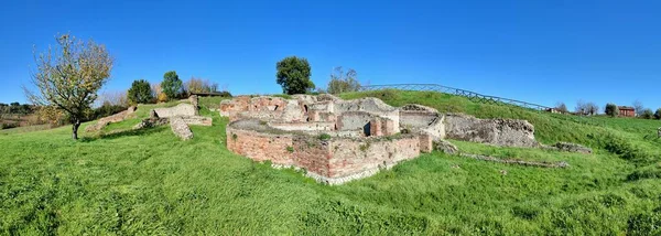 stock image Mirabella Eclano, Campania, Italy  November 23, 2022: Panoramic photo of the ruins of the ancient Roman city of Aeclanum dating back to the 3rd century BC.