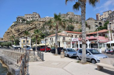 Pizzo Calabro, Calabria, İtalya 14 Haziran 2021: Lungomare Colombo köyünün panoramik manzarası