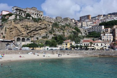 Pizzo Calabro, Calabria, İtalya 14 Haziran 2021: Marina di Pizzo 'nun dalgakıranından köyün panoramik manzarası