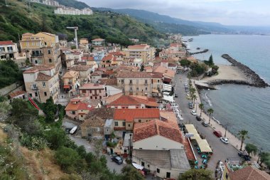 Pizzo Calabro, Calabria, Italia 10 giugno 2021: Scorcio panoramico di Marina di Pizzo sul Lungomare dall 'alto del centro storico