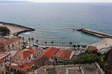 Pizzo Calabro, Calabria, Italia 10 giugno 2021: Scorcio panoramico di Marina di Pizzo sul Lungomare dall 'alto del centro storico