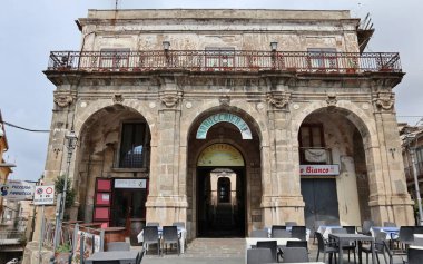 Pizzo Calabro, Calabria, İtalya, 10 Haziran 2021: Piazza della 'daki 18. yüzyıl Palazzo Mattei cephesi