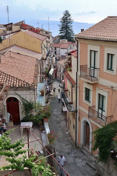 2021年6月10日イタリア カラブリア州ピッツォ カラブロ 歴史的中心部の路地の間を垣間見る — ストック写真