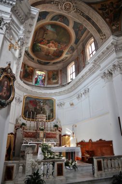 Pizzo Calabro, Calabria, İtalya 10 Haziran 2021: 16. yüzyılda Barok tarzında yapılmış ve San Giorgio Martire ve Bakire Meryem 'e adanmış ana kilisenin iç mimarisi.