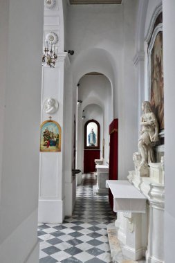 Pizzo Calabro, Calabria, İtalya 10 Haziran 2021: 16. yüzyılda Barok tarzında yapılmış ve San Giorgio Martire ve Bakire Meryem 'e adanmış ana kilisenin iç mimarisi.