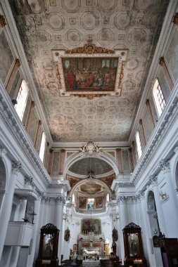 Pizzo Calabro, Calabria, İtalya 10 Haziran 2021: 16. yüzyılda Barok tarzında yapılmış ve San Giorgio Martire ve Bakire Meryem 'e adanmış ana kilisenin iç mimarisi.