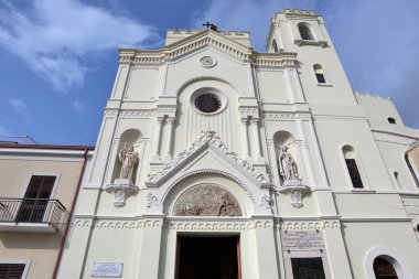 Pizzo Calabro, Calabria, İtalya 10 Haziran 2021: San Francesco di Paola Sığınağı cephesi 1905 depreminden sonra yeniden inşa edildi.
