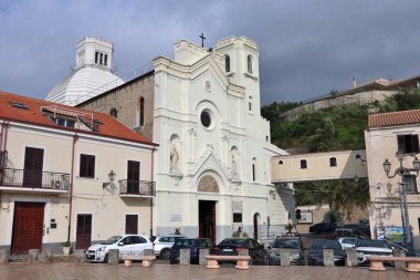 Pizzo Calabro, Calabria, İtalya 10 Haziran 2021: San Francesco di Paola Sığınağı cephesi 1905 depreminden sonra yeniden inşa edildi.