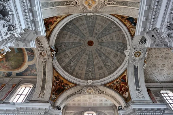 2021年6月10日イタリア カラブリア州ピッツォ カラブロ バロック様式の16世紀に建てられたマスター教会の内部とサンジョルジョ マルティーレと聖母マリアに捧げ — ストック写真