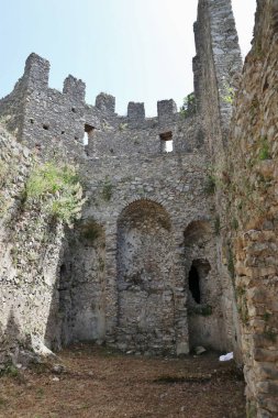 Mercato San Severino, Campania, İtalya - 22 Haziran 2021: İtalya 'nın en büyük ortaçağ kalelerinden biri olan Sanseverino Kalesi' nin kalıntıları, 11. yüzyıldan itibaren art arda inşa edilen üç kaleden oluşmaktadır.
