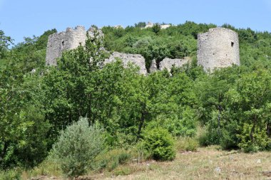 Mercato San Severino, Campania, İtalya - 22 Haziran 2021: İtalya 'nın en büyük ortaçağ kalelerinden biri olan Sanseverino Kalesi' nin kalıntıları, 11. yüzyıldan itibaren art arda inşa edilen üç kaleden oluşmaktadır.