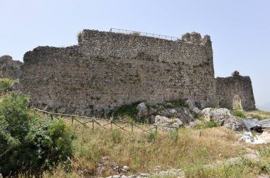 Mercato San Severino, Campania, İtalya - 22 Haziran 2021: İtalya 'nın en büyük ortaçağ kalelerinden biri olan Sanseverino Kalesi' nin kalıntıları, 11. yüzyıldan itibaren art arda inşa edilen üç kaleden oluşmaktadır.