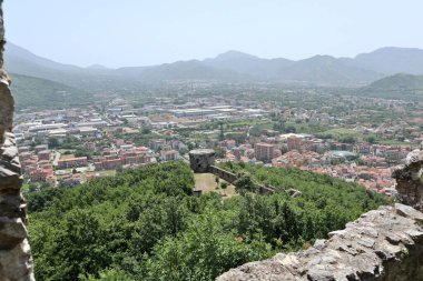Mercato San Severino, Campania, İtalya 22 Haziran 2021: Sanseverino Kalesi harabelerinden Panorama