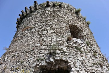 Mercato San Severino, Campania, İtalya - 22 Haziran 2021: İtalya 'nın en büyük ortaçağ kalelerinden biri olan Sanseverino Kalesi' nin kalıntıları, 11. yüzyıldan itibaren art arda inşa edilen üç kaleden oluşmaktadır.