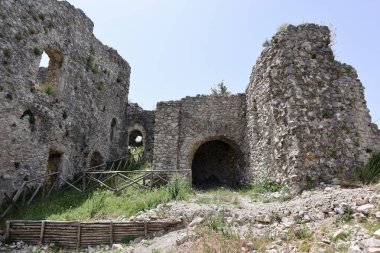 Mercato San Severino, Campania, İtalya - 22 Haziran 2021: İtalya 'nın en büyük ortaçağ kalelerinden biri olan Sanseverino Kalesi' nin kalıntıları, 11. yüzyıldan itibaren art arda inşa edilen üç kaleden oluşmaktadır.