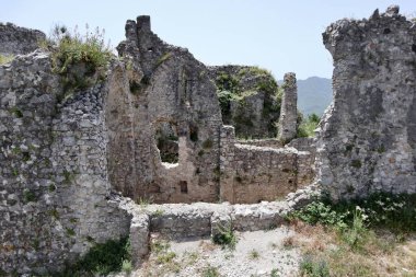 Mercato San Severino, Campania, İtalya - 22 Haziran 2021: İtalya 'nın en büyük ortaçağ kalelerinden biri olan Sanseverino Kalesi' nin kalıntıları, 11. yüzyıldan itibaren art arda inşa edilen üç kaleden oluşmaktadır.