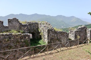 Mercato San Severino, Campania, İtalya - 22 Haziran 2021: İtalya 'nın en büyük ortaçağ kalelerinden biri olan Sanseverino Kalesi' nin kalıntıları, 11. yüzyıldan itibaren art arda inşa edilen üç kaleden oluşmaktadır.